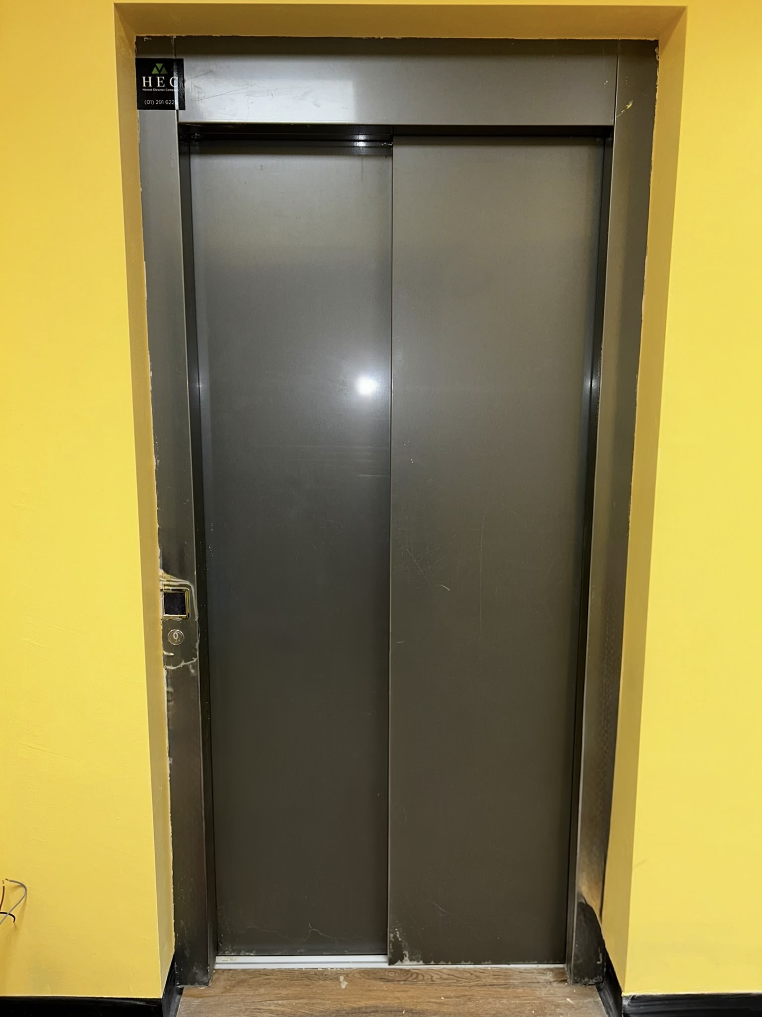 Landing entrance to HEC 750 kg goods passenger lift