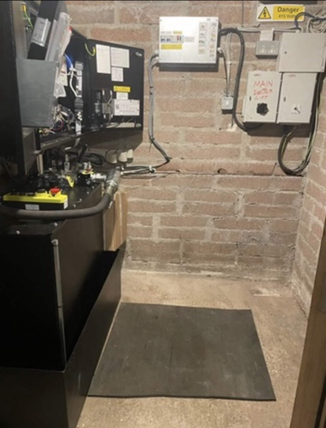 Lift equipment and controls in a machine room